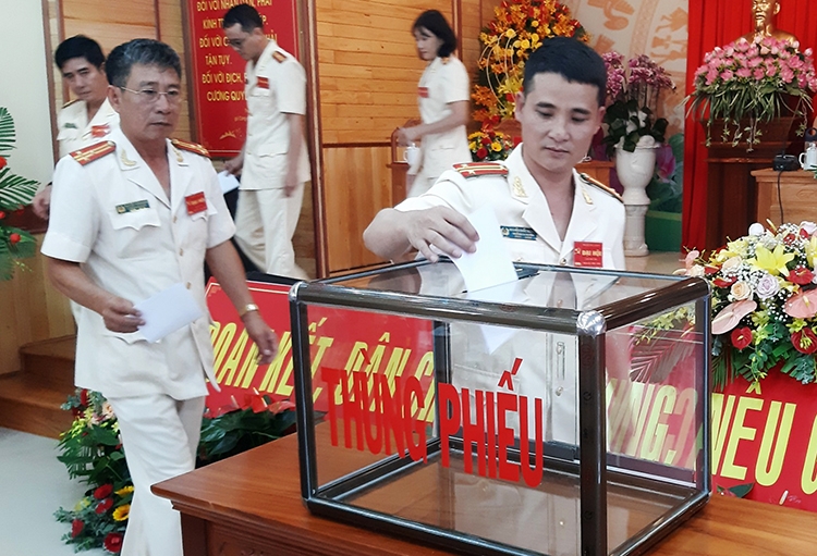 Các đại biểu bỏ phiếu bầu Ban Chấp hành Đảng uỷ