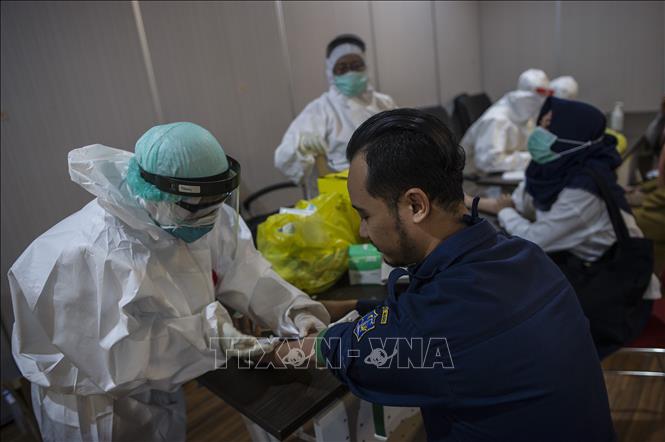 Xét nghiệm máu nhằm phát hiện nhanh trường hợp nhiễm dịch COVID-19 tại Surabaya, Indonesia ngày 11/5