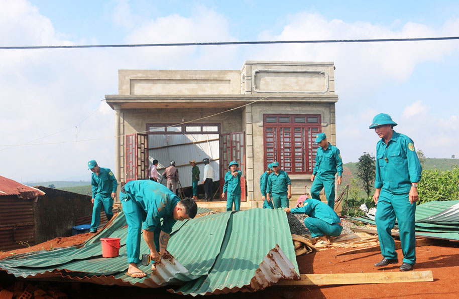 Mưa lớn, lốc xoáy làm tốc mái nhiều nhà dân