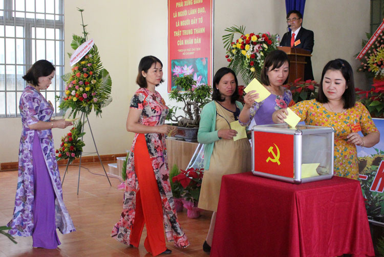 Bỏ phiếu bầu Ban Chấp hành khóa mới