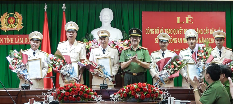 Công bố và trao quyết định thăng cấp bậc hàm cho các sỹ quan