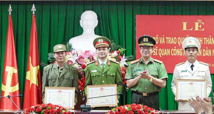 Trao bằng khen cho các tập thể, cá nhân có thành tích xuất sắc trong công tác vận động nhân dân giao nộp vũ khí, vật liệu nổ, công cụ hỗ trợ
