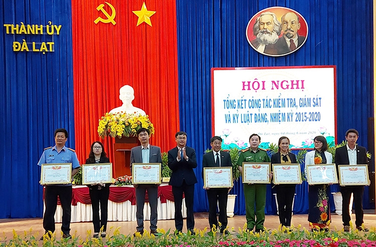 Các tập thể và cá nhân được khen thưởng