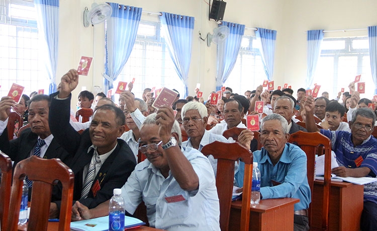 Các đại biểu biểu quyết thông qua Nghị quyết Đại hội