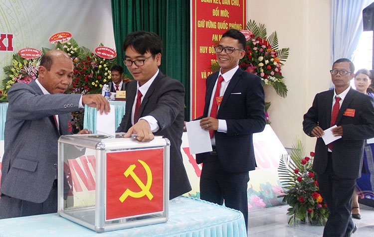 Các đại biểu tham gia bầu cử tại Đại hội