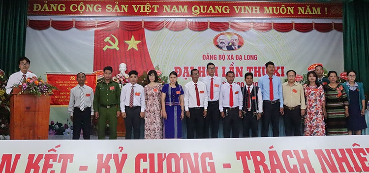 Ban Chấp hành Đảng bộ xã Đạ Long nhiệm kỳ 2020 - 2025 và đoàn đại biểu đi dự đại hội cấp trên ra mắt Đại hội
