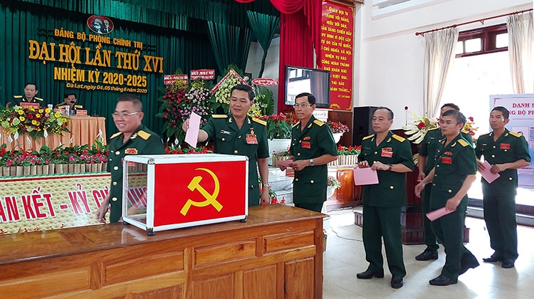 Bỏ phiếu bầu Ban Chấp hành Đảng bộ Phòng Chính trị nhiệm kỳ 2020 - 2025