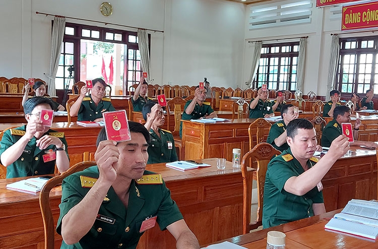 Biểu quyết thông qua Nghị quyết Đại hội