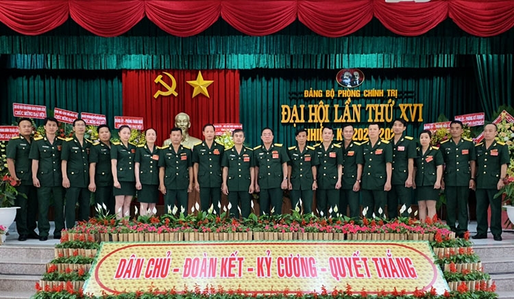 Ban Chấp hành Đảng bộ khóa mới và đoàn đại biểu đi dự Đại hội cấp trên ra mắt Đại hội