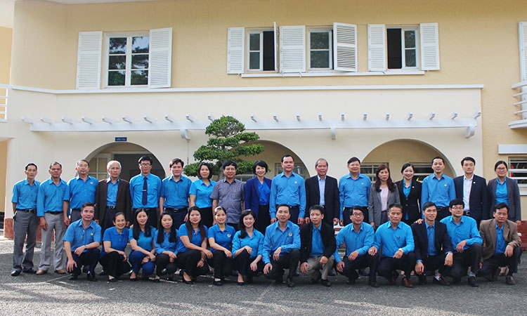 Các đồng chí Nguyễn Đình Khang và Nguyễn Xuân Tiến cùng đoàn công tác chụp hình lưu niệm cùng cán bộ chuyên trách cơ quan LĐLĐ tỉnh