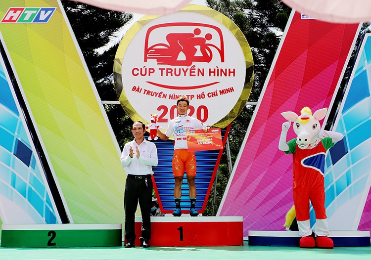 Tay đua Nguyễn Văn Bình (đội TP Hồ Chí Minh - MM Mega Market) đang nắm giữ chiếc Áo trắng