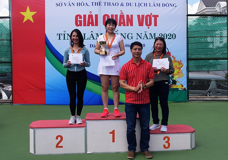 Trao giải cho các VĐV nội dung đơn nữ trên 35 tuổi