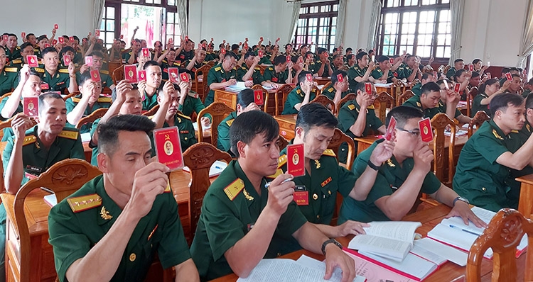 Các đại biểu thông qua Nghị quyết Đại hội