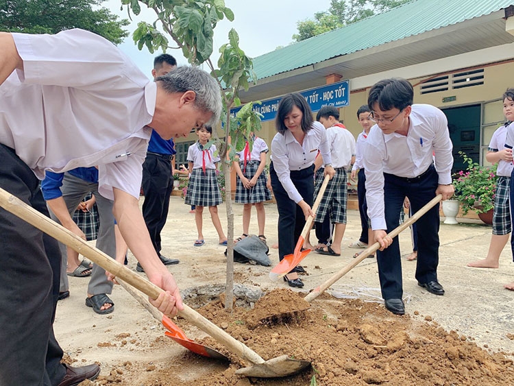 Agribank Lâm Đồng II trồng cây ''Vì tương lai xanh'' tại Đạ Tẻh