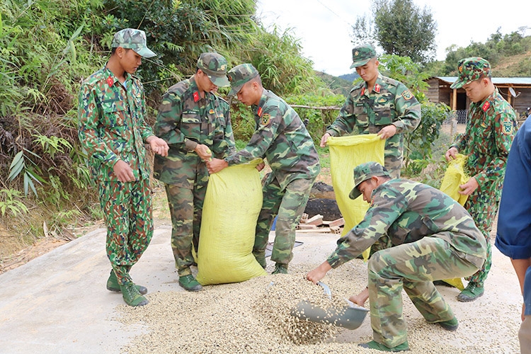 Cán bộ, chiến sĩ trẻ Bộ CHQS tỉnh tham gia đợt công tác dân vận tại Đưng K’Nớ (Lạc Dương). Ảnh: Chính Thành