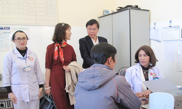 Tháng cao điểm Dự phòng lây truyền HIV từ mẹ sang con năm 2020: "Điều trị thuốc ARV sớm cho mẹ - Sức khỏe cho con"