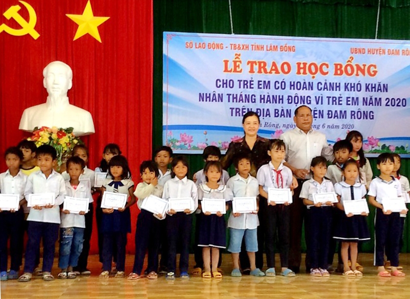 Trao 50 suất học bổng cho trẻ em nghèo vượt khó Đam Rông