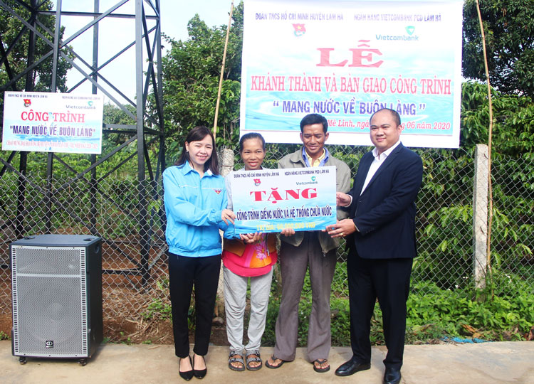 Mang nước về buôn làng