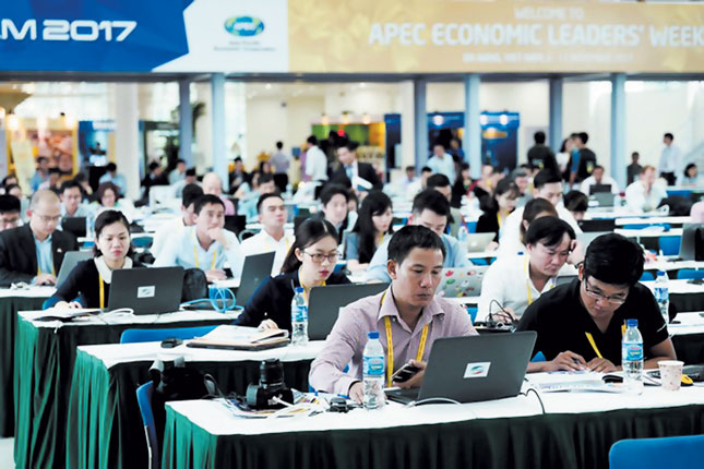 Phóng viên báo chí tác nghiệp tại Trung tâm Báo chí quốc tế IMC trong Tuần lễ Cấp cao APEC