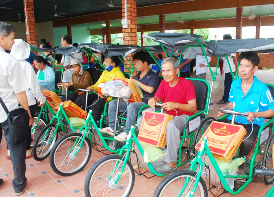 Trao tặng quà và 75 xe lăn, xe lắc cho người khuyết tật