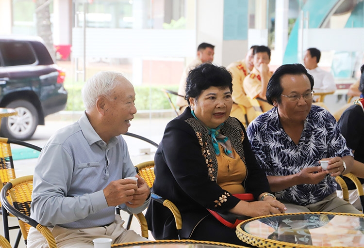 Đồng chí Nguyễn Văn An - Nguyên Chủ tịch Quốc hội trò chuyện cùng nguyên Bí thư Thị ủy Bảo Lộc Lưu Thị Thanh An