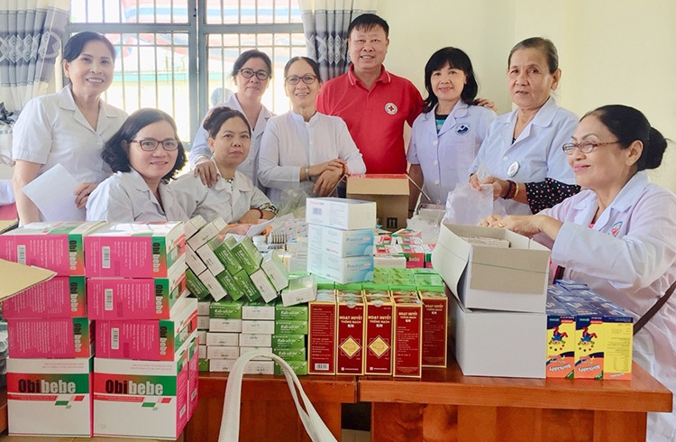 Vừa được mua hàng miễn phí, vừa được khám bệnh, tặng quà