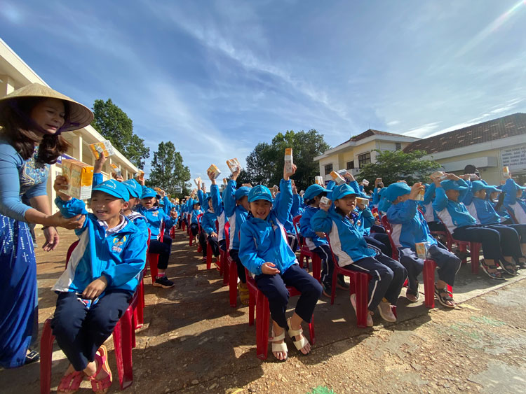 Tặng sữa cho học sinh tại Đà Lạt
