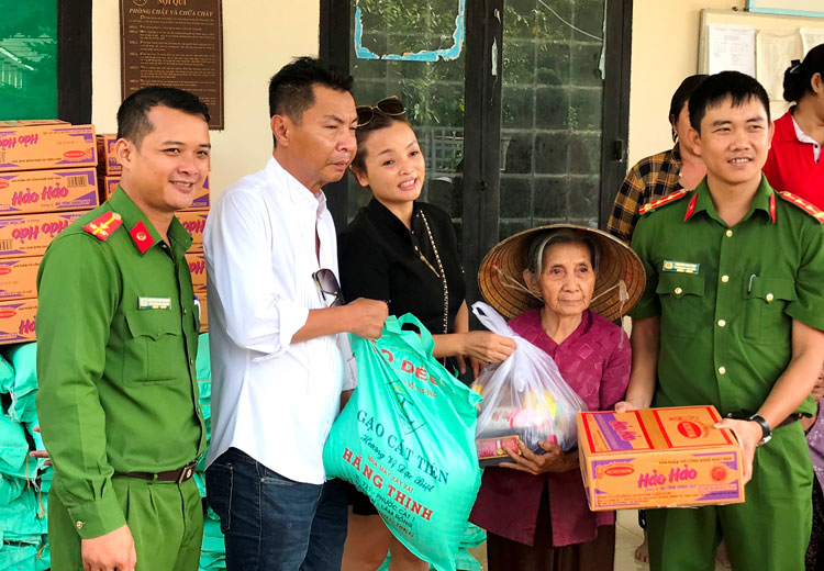 Tặng 100 phần quà cho người nghèo ở Cát Tiên