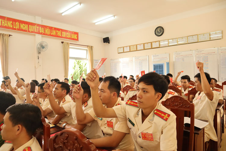 Các đại biểu biểu quyết thông qua Nghị quyết Đại hội
