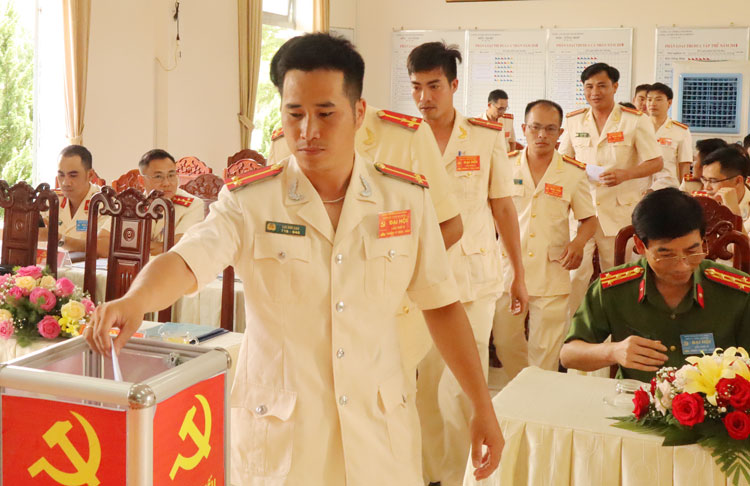 Các đại biểu tham gia bầu cử tại Đại hội