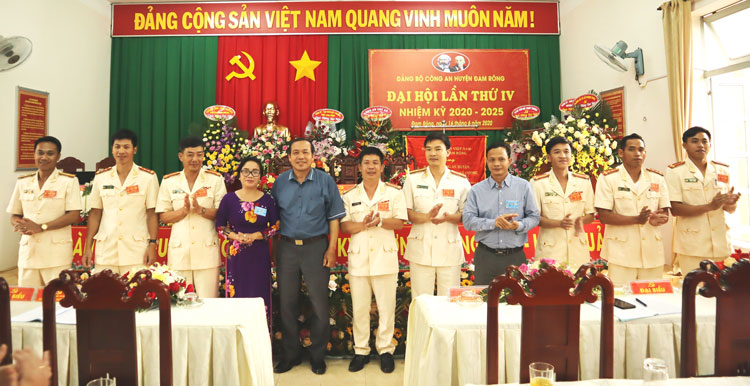 Đoàn đại biểu đi dự đại hội cấp trên ra mắt Đại hội