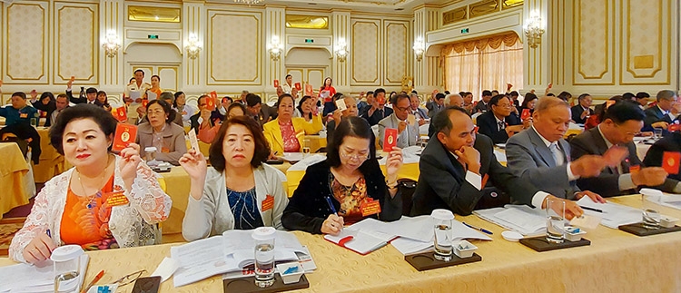 Các đại biểu biểu quyết thông qua Nghị quyết đại hội nhiệm kỳ 2020 - 2025.