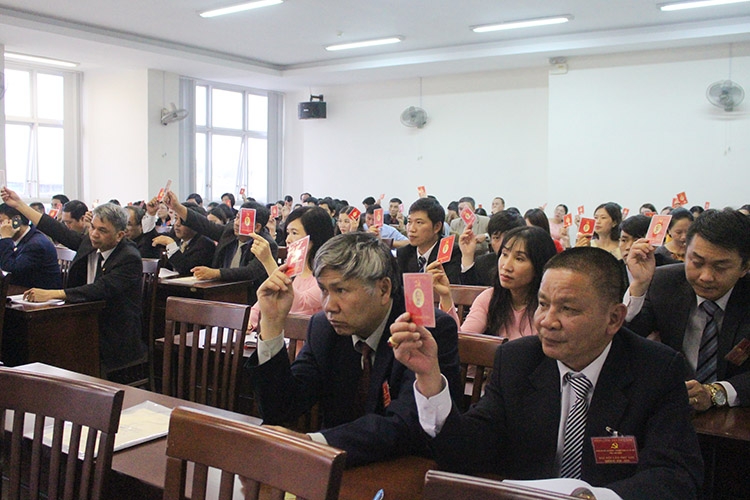 Các đại biểu biểu quyết thông qua Nghị quyết Đại hội