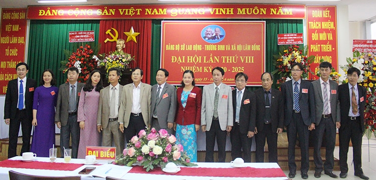 Các đại biểu dự Đại hội chụp hình lưu niệm cùng Ban Chấp hành khóa mới