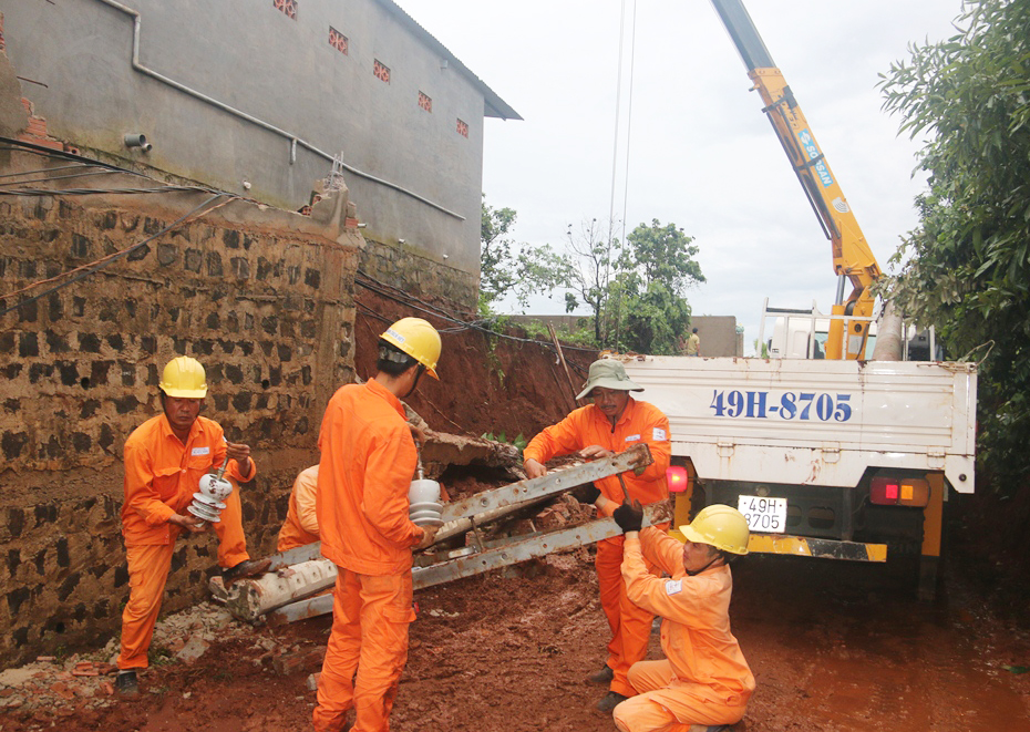Mưa lớn làm sập taluy và ngã trụ điện