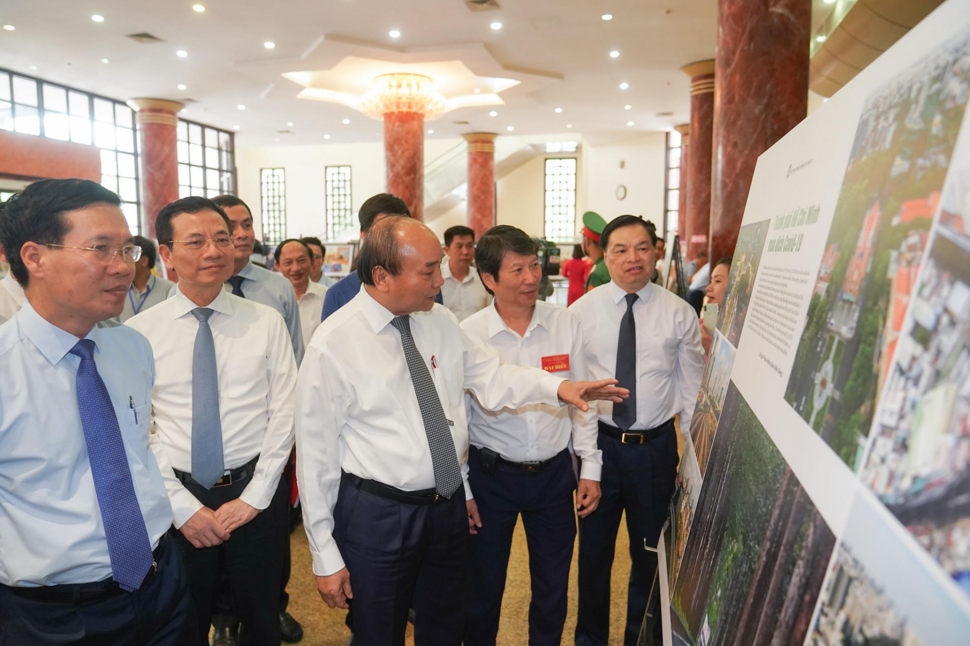 Thủ tướng Nguyễn Xuân Phúc thăm triển lãm tranh ảnh về phòng, chống COVID-19