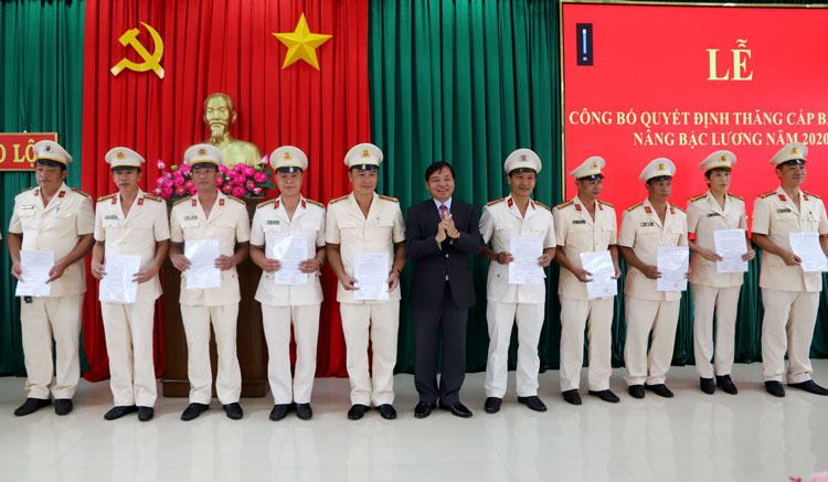 Công an TP Bảo Lộc tổ chức lễ công bố quyết định thăng cấp bậc hàm và nâng bậc lương cho 80 cán bộ, chiến sĩ