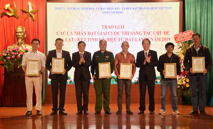 BTC trao giải cuộc thi sáng tác chủ đề Đà Lạt - Kết tinh kỳ diệu từ đất lành cho các cá nhân