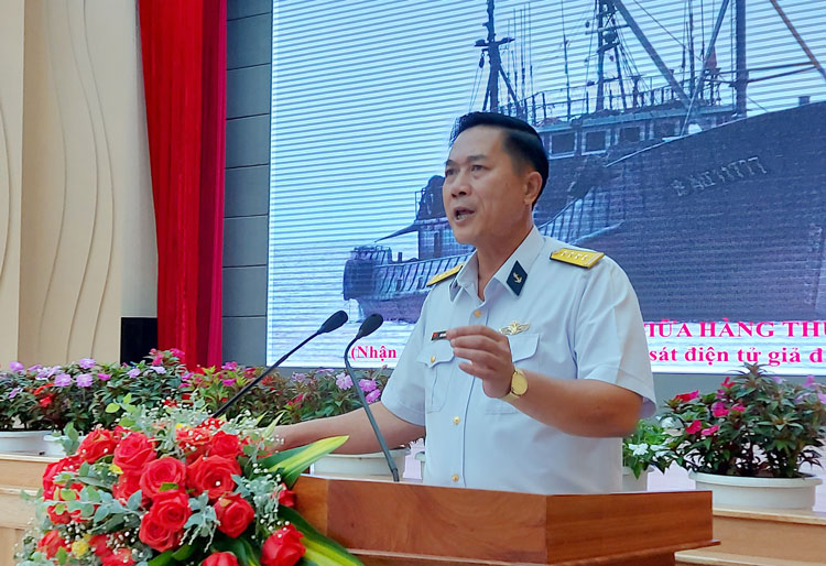 Nghe thời sự về tình hình biển, đảo Việt Nam