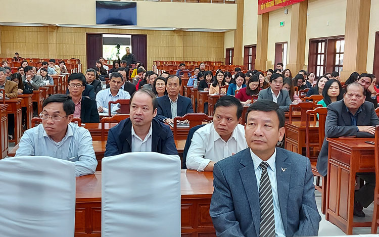Các đại biểu tham dự buổi nói chuyện thời sự về biển, đảo