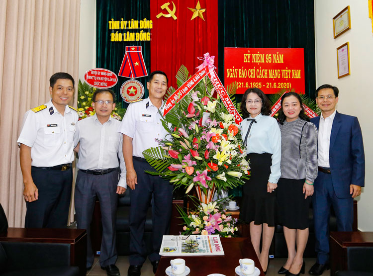 Đại tá Đào Giang Hải - Phó Chủ nhiệm Chính trị Vùng 4 Hải quân chúc mừng Báo Lâm Đồng nhân dịp 21/6