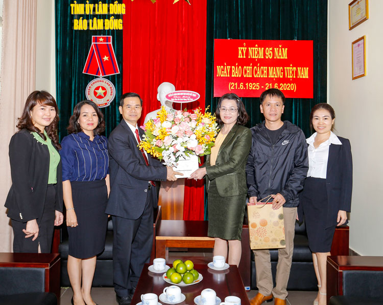 Lãnh đạo huyện Đức Trọng thăm và chúc mừng Báo Lâm Đồng nhân ngày Báo chí Cách mạng Việt Nam