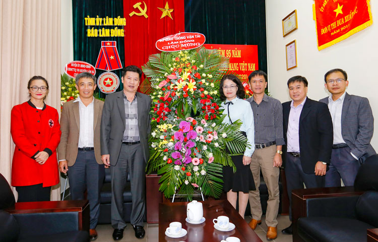 Lãnh đạo Sở Giao thông vận tải chúc mừng Báo Lâm Đồng