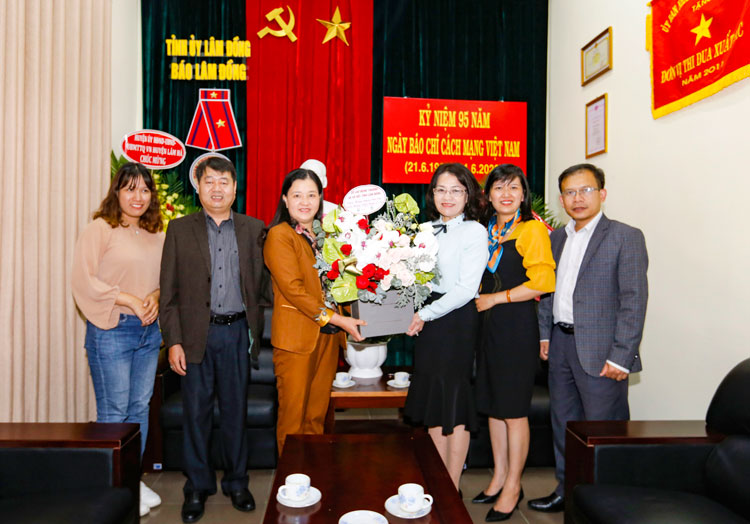 Đại diện Sở Lao động - Thương binh và Xã hội chúc mừng Báo Lâm Đồng
