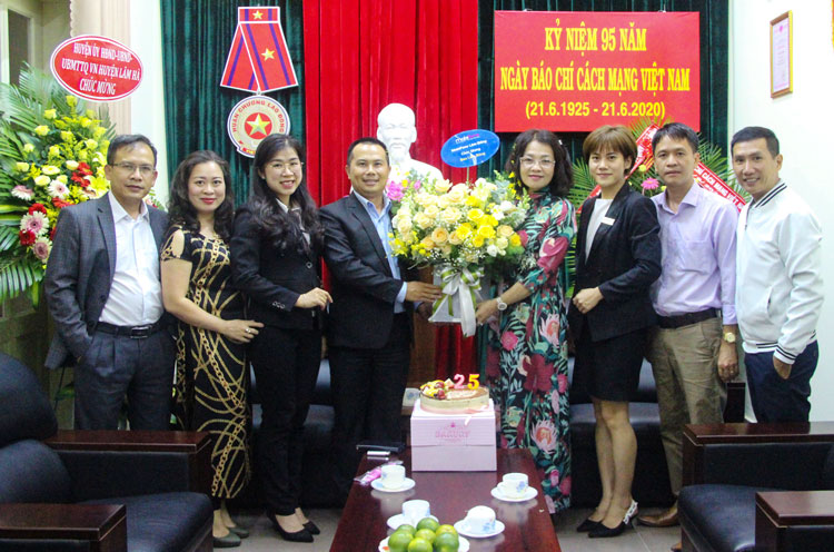 Lãnh đạo Mobifone Lâm Đồng tới thăm và chúc mừng Báo Lâm Đồng