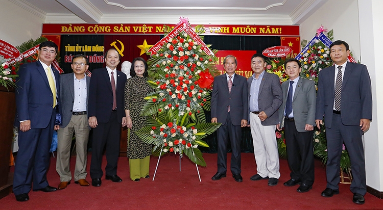 Đồng chí Nguyễn Xuân Tiến, Bí thư Tỉnh ủy Lâm Đồng tặng hoa chúc mừng Báo Lâm Đồng nhân kỷ niệm 95 năm Ngày Báo chí cách mạng Việt Nam (21/6/1925 - 21/6/2020)