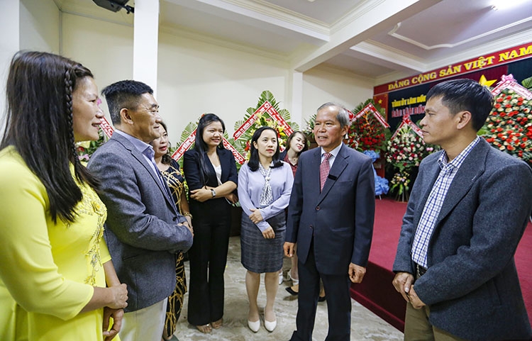 Bí thư Tỉnh uỷ Nguyễn Xuân Tiến trò chuyện với đội ngũ phóng viên Báo Lâm Đồng