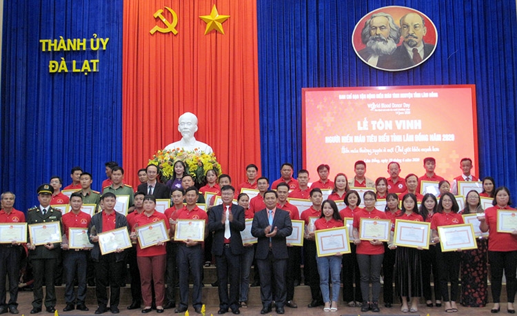Tôn vinh 50 người hiến máu tiêu biểu toàn tỉnh năm 2020