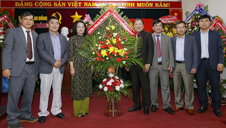 Đồng chí Nguyễn Vĩnh Phúc - Hiệu trưởng Trường Chính trị tỉnh Lâm Đồng chúc mừng Báo Lâm Đồng