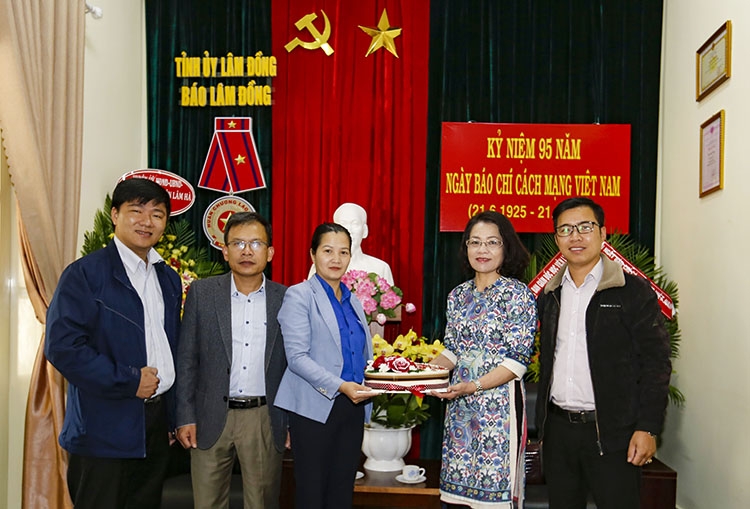 Đồng chí Trần Chị Chúc Quỳnh - Bí thư Tỉnh Đoàn Lâm Đồng chúc mừng Báo Lâm Đồng